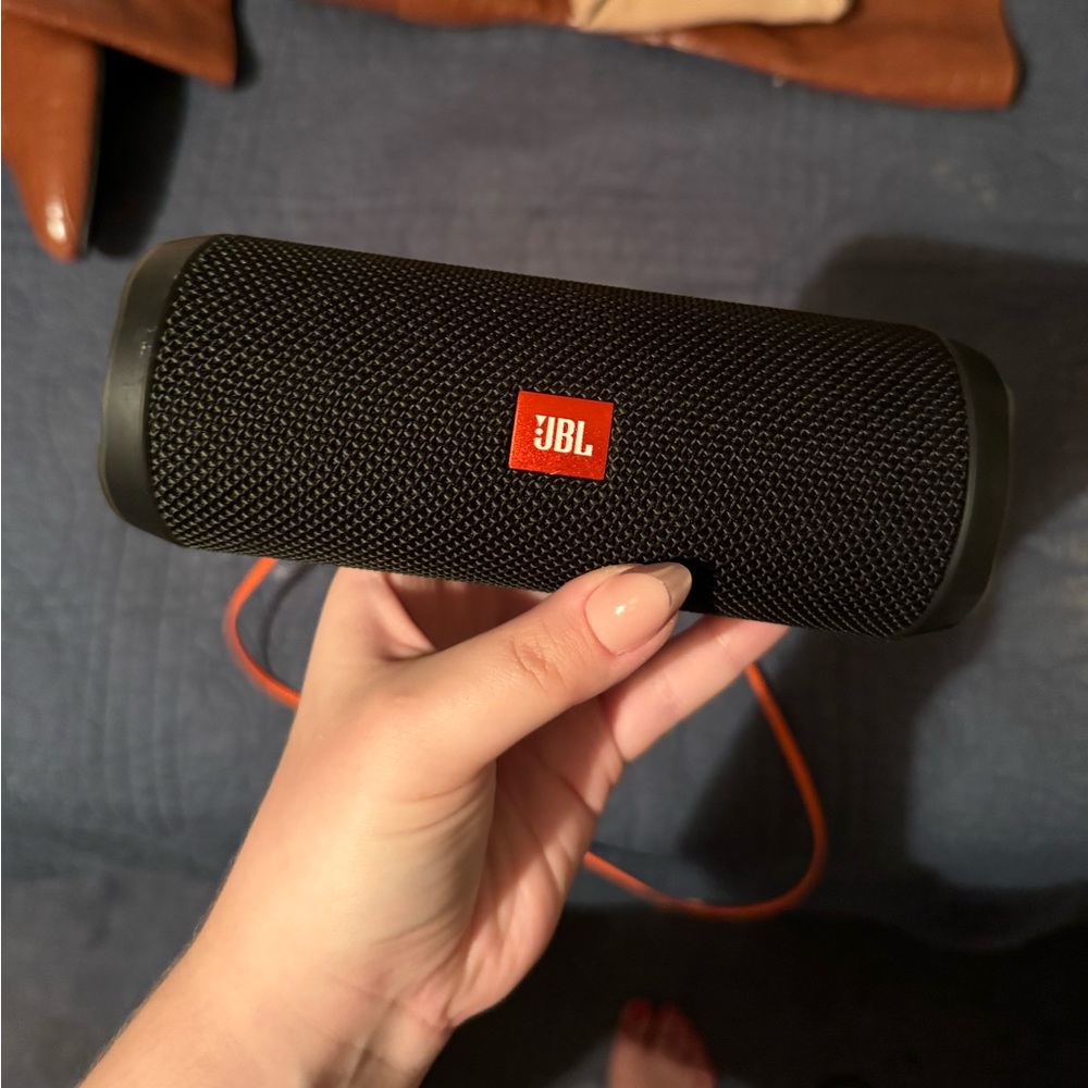 like new jbl 5 portable speaker